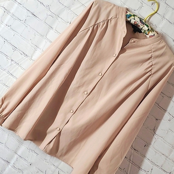 Banana Republic Beige Neutral Tone Satin Statement Sleeve Button Down Top Size M - Picture 3 of 15